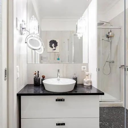 Jogailos Peaceful Old Town Luxury 3 Bdr, 2 Bthr, Free Garage, Top-speed Wifi Apartment