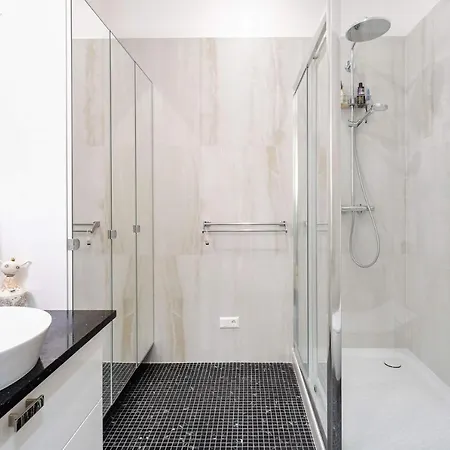 Апартаменты Jogailos Peaceful Old Town Luxury 3 Bdr, 2 Bthr, Free Garage, Top-speed Wifi