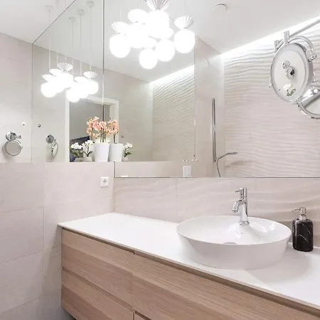 Jogailos Peaceful Old Town Luxury 3 Bdr, 2 Bthr, Free Garage, Top-speed Wifi Apartment